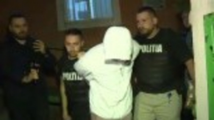Un tânăr s-a baricadat într-o casă, după ce ar fi jefuit o bătrână și a mușcat un agent, în Capitală
