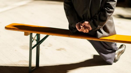 Un bărbat din Olt care ar fi ucis un câine prin acte de violenţă, reţinut de poliţişti