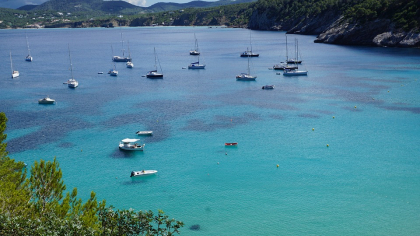 Scandal cu scaune zburătoare în Ibiza. O femeie a fost lovită în cap într-o bătaie în toată regula lângă piscină (VIDEO)