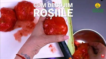 Cum să decojești 10 kg de roșii în 10 minute, fără să transpiri – trucul genial cu gheață care schimbă tot