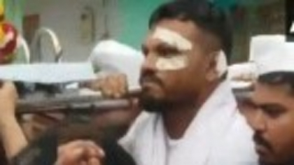 Singurul supraviețuitor al zborului Air India, filmat în timp ce cară sicriul fratelui său, mort în același avion