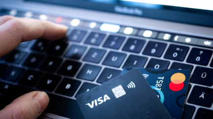 Un tânăr din Argeș a făcut peste 100 de cumpărături online cu datele altcuiva