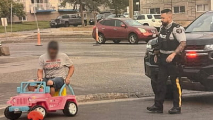 Un bărbat a fost oprit de Poliție în timp ce conducea o mașinuță Barbie roz de jucărie pe o stradă principală. Mergea să cumpere „ceai rece” FOTO