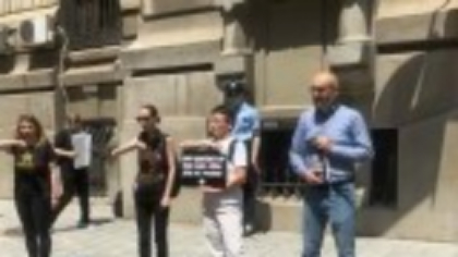 Zeci de protestatari cer demisia șefului Poliției Prahova după ce o tânără a fost ucisă cu un topor de fostul iubit