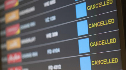 Criza din aeroporturi se adâncește: Zeci de zboruri anulate și duminică. Rusia, bănuită că ar fi în spatele atacului cibernetic