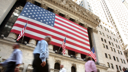 BREAKING Rezerva Federală a SUA, cea mai puternică bancă centrală din lume, taie dobânda la dolari. Urmează două tăieri suplimentare. Acţiunile americane cresc