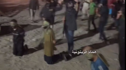Execuţie publică filmată pe o stradă din oraşul Gaza: trei bărbați împușcați în fața unei mulțimi. Scenele sunt șocante