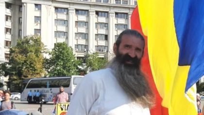 Înainte de audieri. Stegarul Dac s-a urcat în copac în fața Tribunalului București
