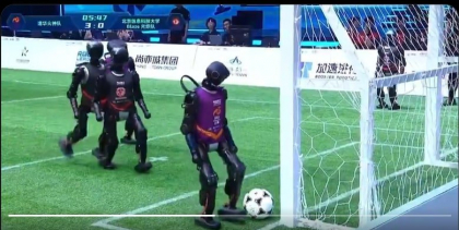 China a organizat un turneu de fotbal între roboți umanoizi: unii dintre ei au părăsit terenul pe targă