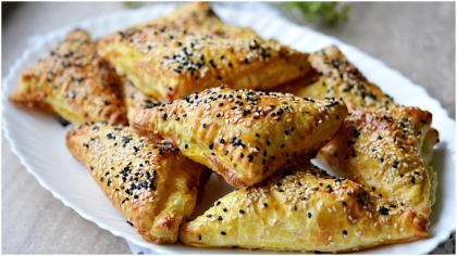 Rețetă rapidă și gustoasă! Pateuri cu brânză și foietaj cumpărat, un adevărat deliciu