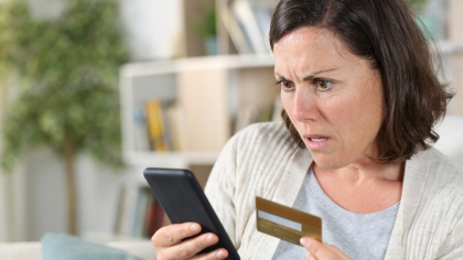 O femeie a rămas fără 50.000 de lei din contul său bancar, în urma unei fraude de tip „spoofing”. Cum funcționează noua metodă de înşelăciune