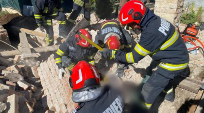 Un bărbat a murit, altul a fost rănit, după ce zidul unei case s-a prăbușit peste ei, în Câmpina. Cum a avut loc tragedia