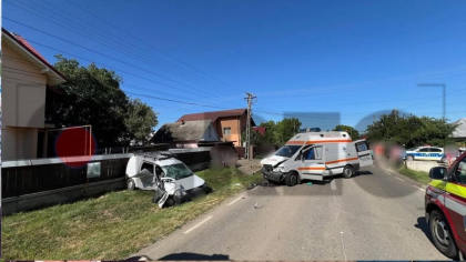Trei persoane au fost rănite în urma unui accident în care a fost implicată o ambulanţă. Pacientul pe care îl transporta, preluat de SMURD