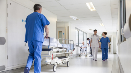 România, fruntașă la paturi de spital, dar codașă la îngrijirea vârstnicilor