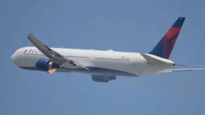 Momentul în care unui avion de pasageri Boeing i se aprinde motorul, imediat după decolare