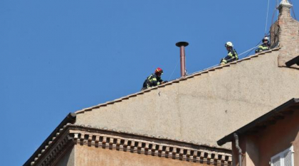 La Vatican a fost montat hornul din care va ieși fumul alb după alegerea noului papă