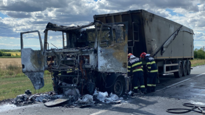 Cum a reușit să se salveze șoferul camionului care s-a făcut scrum pe un drum din Brăila. Bărbatul are 49 de ani