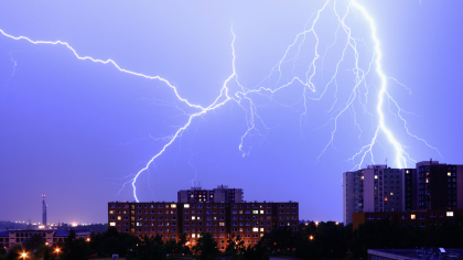 România n-a mai văzut așa vreme. Frig și vijelii pe final de mai. Alertă meteo de fenomene extreme