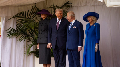 Pălăria Melaniei Trump și broșa Prințesei de Wales. Mesajele diplomatice ale ținutelor cu ocazia vizitei lui Trump în Marea Britanie