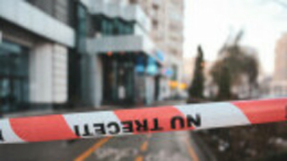 Cadavrul unei femei, găsit într-un imobil din Ploiești. Trupul era înfăşurat într-un sac şi legat cu sfoară