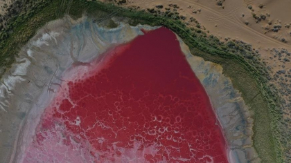 Grupuri uriașe de turiști, în pelerinaj la un lac roz din deșertul Badain Jaran din China