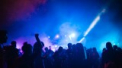 Poluarea fonică afectează auzul chiar și la tineri. De câte ore de liniște avem nevoie după o noapte în club