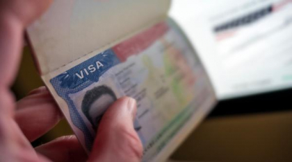 Trump vrea să reducă durata de valabilitate a vizelor SUA pentru jurnaliştii şi studenţii străini. Cu cât se propune limitarea șederii
