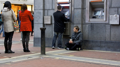 Regulă pentru cei care retrag bani de la bancomat. Anunțul făcut de o mare bancă: Vom rambursa banii în cont