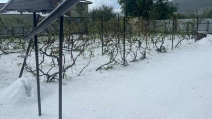 Fenomen extrem într-o localitate din România: Temperatură în scădere bruscă de la 30 la 12 grade în doar 10 minute, grindina a acoperit drumurile FOTO- VIDEO