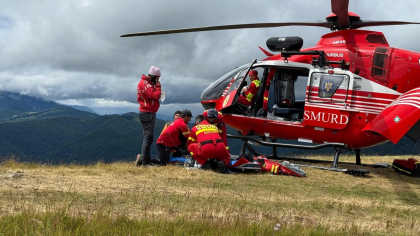Tânăr de 19 ani, incident grav la o stână de lângă Azuga. A vrut să sperie ursul cu o petardă, însă aceasta i-a explodat în mână