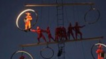 Primul weekend la FITS a adus mii de participanți din întreaga lume. Spectacolele de lumină și acrobații au fascinat publicul