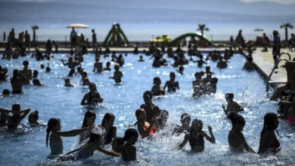 Elveția interzice grupurile de turiști chinezi la piscină în orele aglomerate: prea gălăgioși, prea puțină experiență
