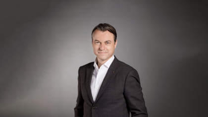 Business Magazin. Ce spune Laurens van den Acker, chief design officer al Grupului Renault, despre dezvoltarea noilor modele Dacia: Dacia va lansa un model complet nou în 16 luni