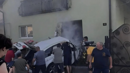 Momentul groaznic în care mașina condusă de un tânăr de 18 ani se izbește de o casă. Șoferul a murit pe loc