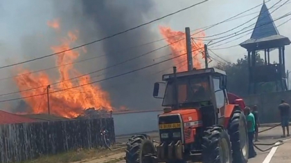Incendiu violent la o fabrică de oțet din județul Galați: este pericol de explozie, flăcările se apropie de un depozit de butelii