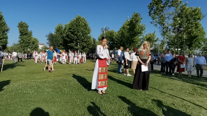 Orașul cu 2.000 de copii-dansatori pe străzi. Cum au ajuns copiii românilor din Italia să joace călușul oltenesc