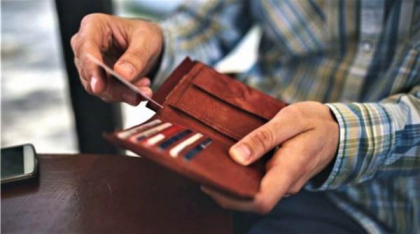 Marea majoritate a românilor resimt efectele schimbărilor economice asupra stilului de viaţă