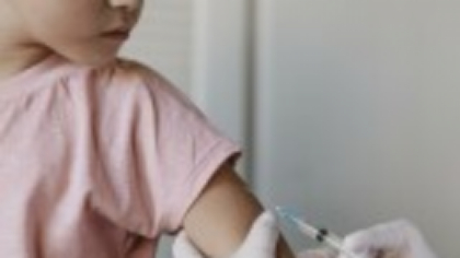 Moartea unui copil bolnav de rujeolă reactivează antivacciniștii. Influenceri criminali: ”Nu e periculoasă, nu vă vaccinați”