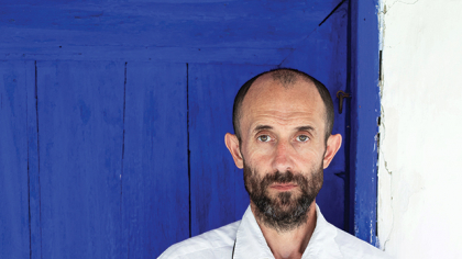 Poveşti din lemn sau care a fost ”călătoria” lui Iuga Robertin, artistul care ia lemnul uzat şi îl transformă în cruci sau candele. „Mă bucur când simt că am reuşit să trimit prin lucrările mele puţină lumină şi linişte“