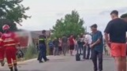 Accident grav în Olt cu motoscuter și dubă. Un băiat 16 ani a murit, iar prietenul lui se află în stare gravă la spital