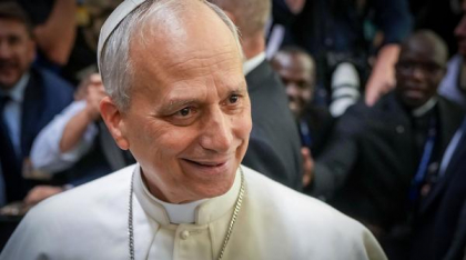 Papa Leon urmează exemplul predecesorului său, Francisc. În primul său document oficial critică „dictatura economiei care ucide”