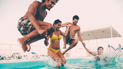 Cum să te îmbraci elegant pentru a merge la piscina în aer liber?