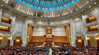 Promisiunea reducerii la 300 a numărului de parlamentari, din nou în prim-plan. Câți bani câștigă lunar un ales și ce economii s-ar face la bugetul de stat dacă ar pleca