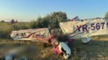 Un avion de mici dimensiuni s-a prăbuşit în zona Gura Portiţei. Cele două persoane aflate la bord au murit. FOTO