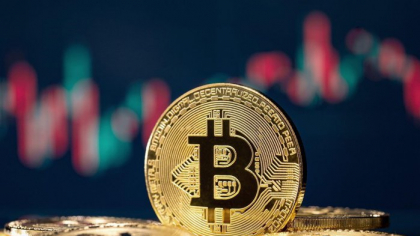 Veste bună pentru pasionaţii de criptomonede: Bitcoin depăşeşte din nou pragul de 100.000 de dolari. „Bitcoin este susţinut atât de o administraţie Trump favorabilă criptomonedelor, cât şi de cererea puternică venită din partea investitorilor în ETF-uri spot”