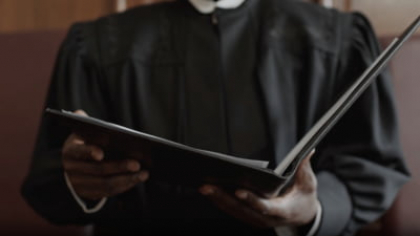 România, pionier sau cobai? „Judecătorul virtual” promite soluții rapide și ieftine, dar cine va răspunde când AI-ul greșește?