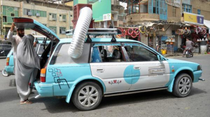 Imagini hilare cu taxiurile cu burlane din Afganistan. Șoferii improvizează aer condiționat: "E mai bun decât cel din fabrică"