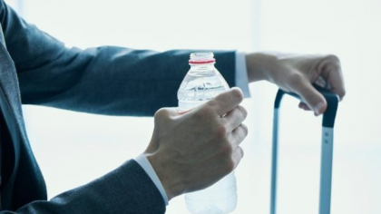 500 ml de apă în Aeroportul Otopeni costă mai mult decât doi litri de benzină
