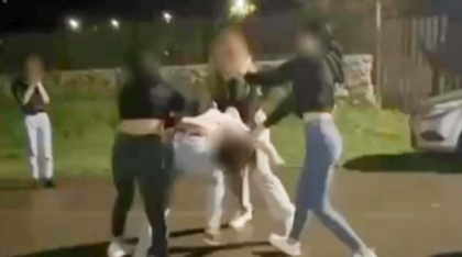Bătaie cu pumni și picioare între adolescente, în mijlocul satului, la Constanța