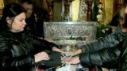 Pe o ploaie torențială, credincioșii din Iași au stat noaptea în stradă, așteptând la racla cu moaștele Sfintei Parascheva